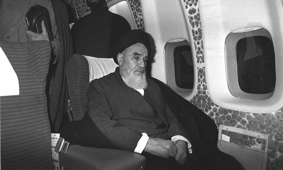 این است انقلاب ملی؛ رهبری که طاغوت شرق و غرب را شکست داد