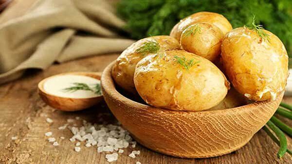 سیب‌زمینی‌های سبز و جوانه‌زده خطرناک هستند؟/ سیب‌زمینی‌های نرم را انتخاب نکنید
