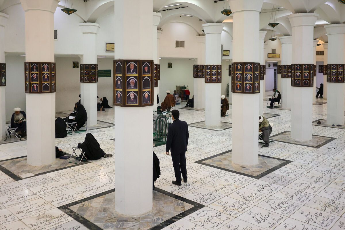 اینجا، چراغی روشن است / نگاهی به آیین «چراغ برات» در حرم مطهر امام مهربانی‌ها