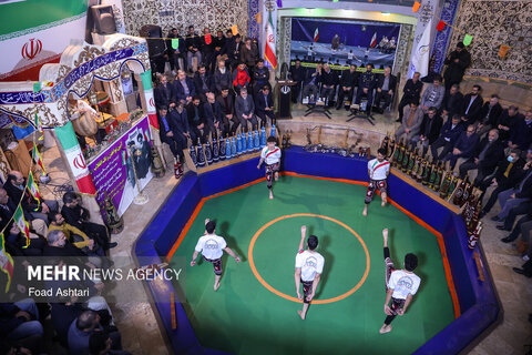 آیین به صدا درآمدن زنگ انقلاب در زورخانه شهید فهمیده