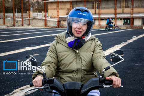 بانوان در انتظار گواهینامه موتور