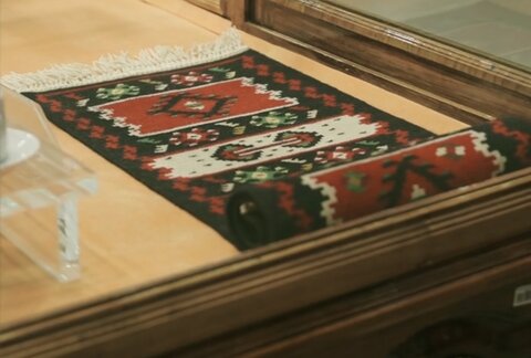 یک گلیم اروپایی با نماد چشم زخم