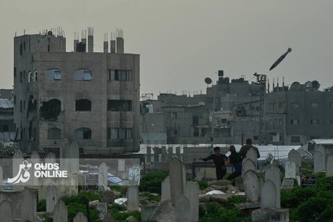 لحظه بمباران یک ساختمان مسکونی در غزه توسط رژیم صهیونیستی