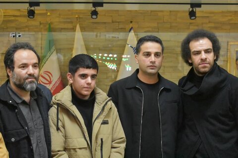 خانواده شهید املاکی به تماشای «جانشین» نشستند