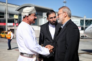 لاریجانی وارد مسقط شد/ دیدار با وزیر دفتر سلطنتی عمان