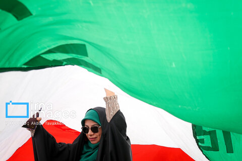 زیر پرچم ایران