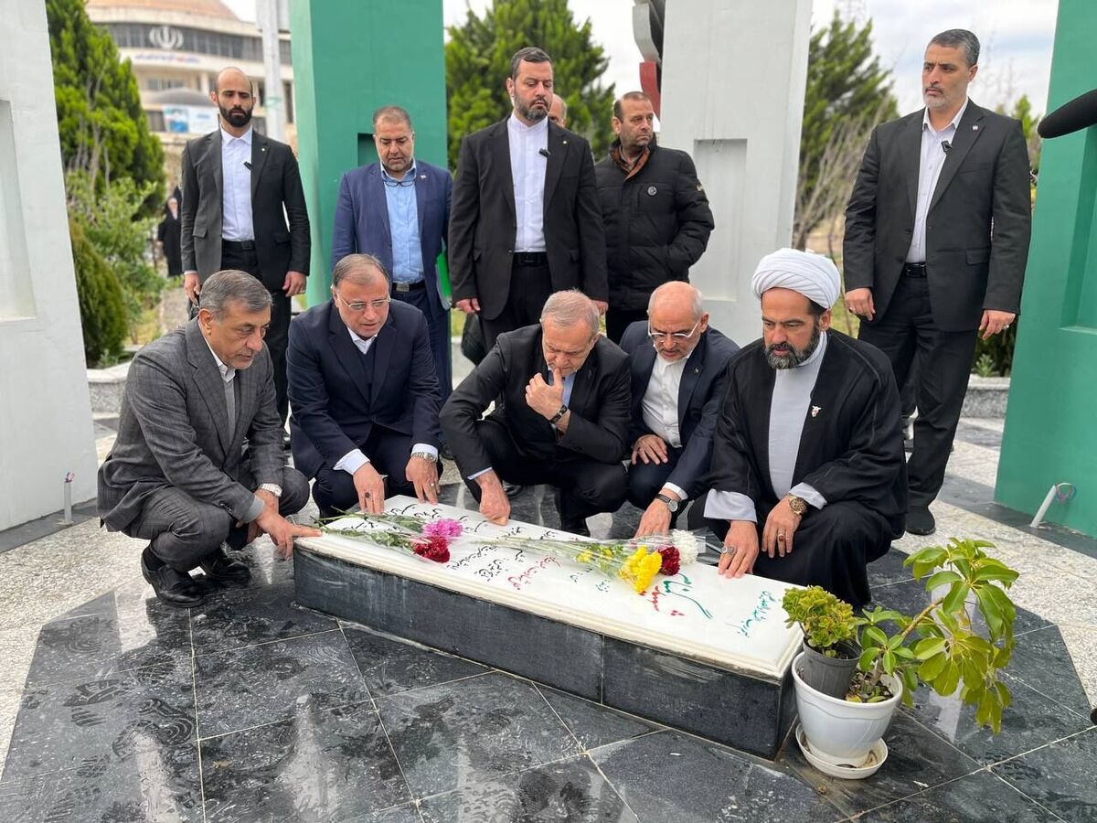 رییس جمهور به مقام شهدای گلستان ادای احترام کرد