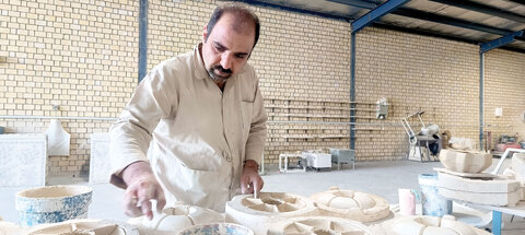 ساعتی در کارگاه سفالگری محمدحسین بهاری در شهری که این هنر در آن قدمت چندصدساله دارد/ از شهرضا تا اروپا با سفال ایرانی