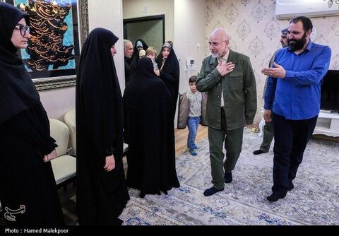 عکس | حضور قالیباف در منزل شهید فرج‌الله شوشتری