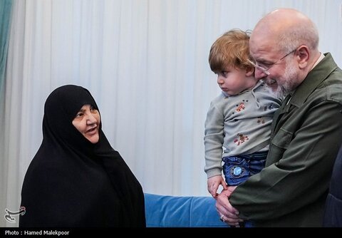 عکس | حضور قالیباف در منزل شهید فرج‌الله شوشتری