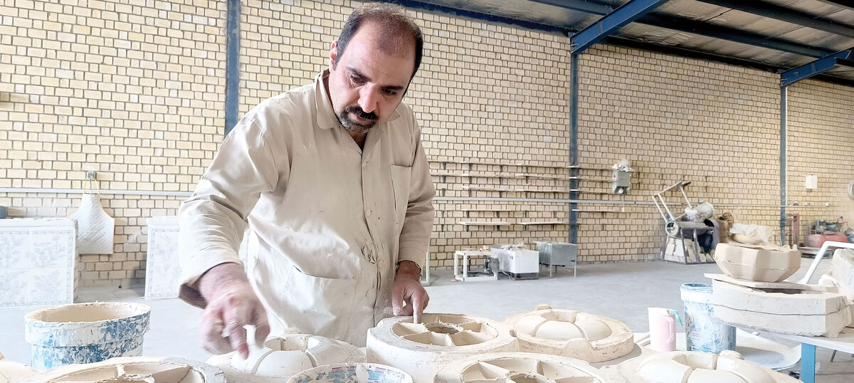 ساعتی در کارگاه سفالگری محمدحسین بهاری در شهری که این هنر در آن قدمت چندصدساله دارد/ از شهرضا تا اروپا با سفال ایرانی