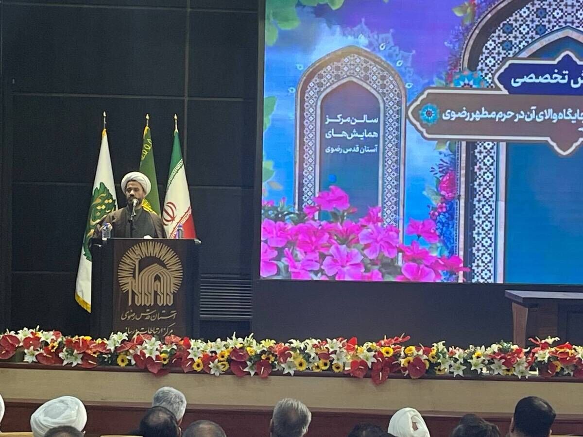 اقامه روزانه نمازهای جماعت با حضور ۲۰۰ هزار نفر در حرم مطهر رضوی