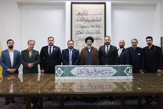 اهدای مجموعه ۸۰ جلدی دانشنامه فتوای دفاع کفایی به کتابخانه حرم رضوی