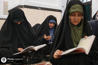 مسئولان اعتکاف بانوان از ۱۷ استان کشور در حرم مطهر معتکف شدند