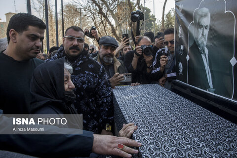 عکس | مراسم تشییع پیکر «عنایت بخشی»
