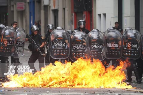 عکس | درگیری معترضان به طرح محدود کردن حقوق کارگران در آرژانتین با پلیس