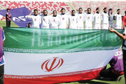 دست دختران فوتبالیست در دست میهن