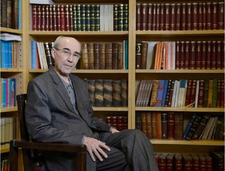 اهدای ۱۰ هزار جلد کتاب توسط علی اشرف صادقی به فرهنگستان زبان