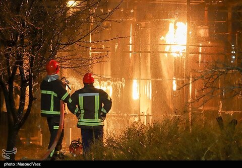 آتش‌سوزی در یک شرکت خصوصی در مسیر پالایشگاه تبریز