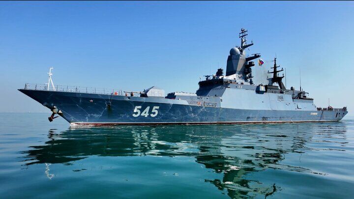 پهلوگیری ناو بالگردبر استویسکی روسیه در بندرعباس