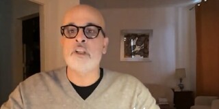 فیلم | حمله تند مشاور پیشین رضا پهلوی/ او از هر ابله بی‌سوادی ابله‌تر است!