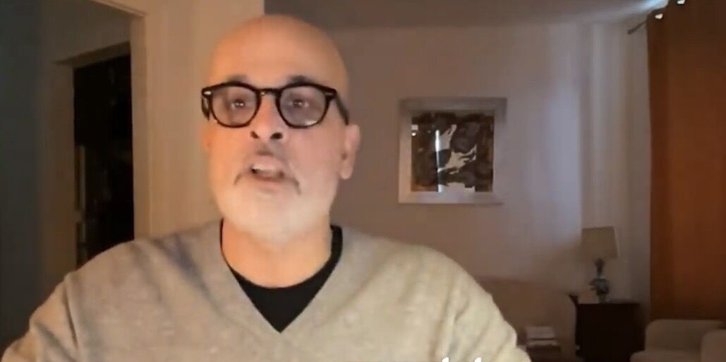 فیلم | حمله تند مشاور پیشین رضا پهلوی/ او از هر ابله بی‌سوادی ابله‌تر است!