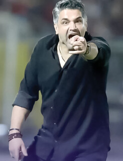 با «پیروز قربانی» در مرزهای لاجوردی/ یادشان رفته زمین فوتبال، میدان تره‌بار نیست!