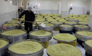 مشارکت ۷۰۰ نیروی افتخاری در طبخ و توزیع بیش از یک میلیون وعده اطعام حرم رضوی