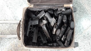 کشف ۱۵ قبضه اسلحه از چمدان ۲ مسافر در نی‌ریز