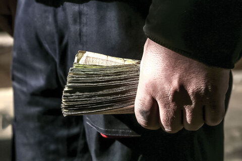 کارشناسان می‌گویند بدون توافق بر سر سبد معیشت، اعلام نرخ افزایش مزد راه‌گشا نیست / گره در محاسبات مزد ۱۴۰۵