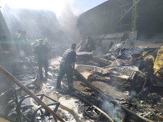 عکس | اولین تصاویر از محل سقوط بالگرد در میدان تره‌بار شهر درچه اصفهان