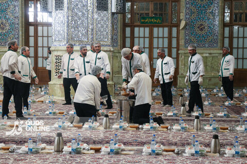 گزارش تصویری | افطار فرشته‌های روزه اولی در حرم رضوی