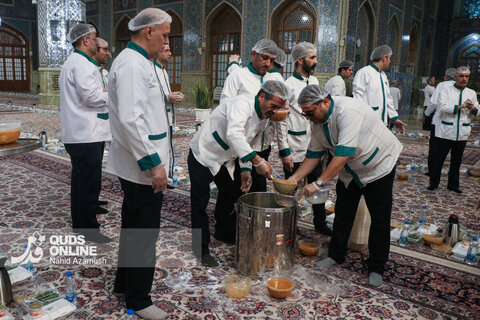 گزارش تصویری | افطار فرشته‌های روزه اولی در حرم رضوی