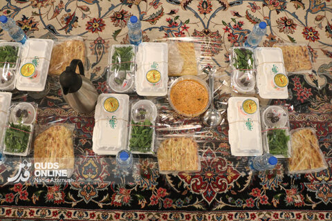 گزارش تصویری | افطار فرشته‌های روزه اولی در حرم رضوی
