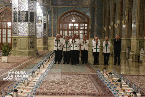 گزارش تصویری | افطار فرشته‌های روزه اولی در حرم رضوی