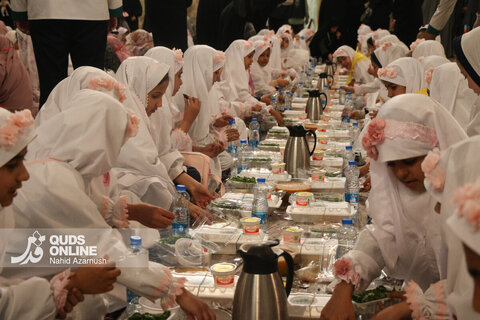 گزارش تصویری | افطار فرشته‌های روزه اولی در حرم رضوی