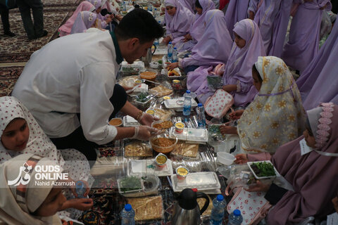 گزارش تصویری | افطار فرشته‌های روزه اولی در حرم رضوی