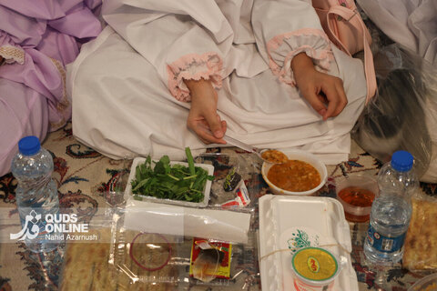 گزارش تصویری | افطار فرشته‌های روزه اولی در حرم رضوی