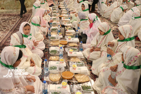 گزارش تصویری | افطار فرشته‌های روزه اولی در حرم رضوی