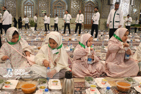 گزارش تصویری | افطار فرشته‌های روزه اولی در حرم رضوی
