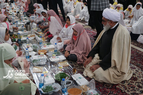 گزارش تصویری | افطار فرشته‌های روزه اولی در حرم رضوی