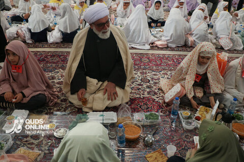 گزارش تصویری | افطار فرشته‌های روزه اولی در حرم رضوی