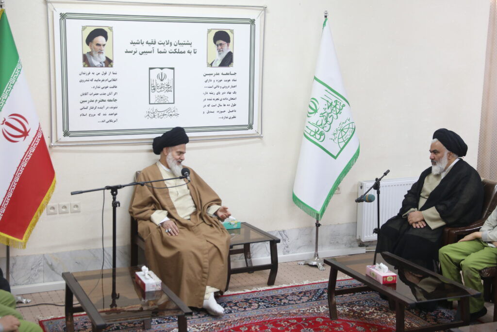 آیت الله حسینی بوشهری: نقش معلم در تربیت دانش آموزان از پدر و مادر هم بالاتر است