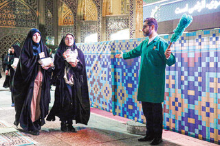 روایتی از تبرک‌خانه حرم مطهر رضوی در ماه میهمانی خدا/ مانند مسیحا ز فلک مائده‌دادن