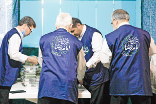 روایتی از پشت‌صحنه تبرک‌خانه حرم مطهر رضوی/ صحنه‌ای از همدلی و صفا