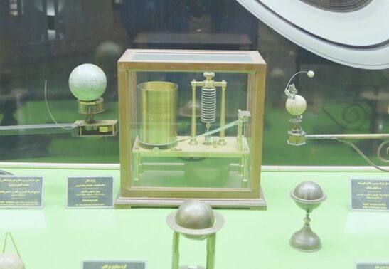 فیلم | ثبت زمین‌لرزه با وزنه جیوه / در قدیم زلزله و سونامی چطور ثبت می‌شده است؟