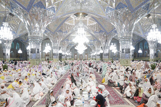 مهمانی فرشته‌ها در حرم امام رضا (ع) : دختران روزه‌اولی در اولین افطار زندگی‌شان