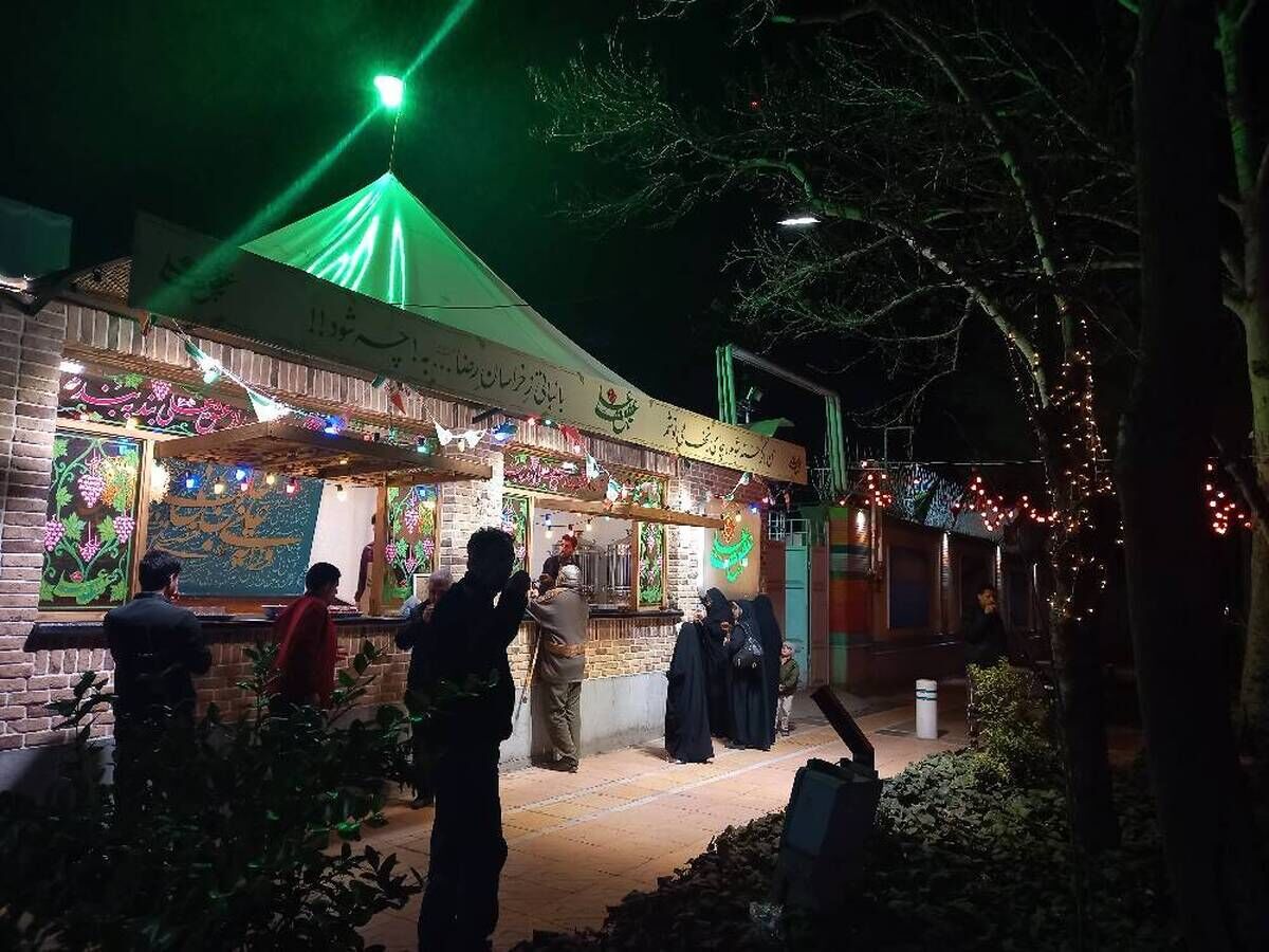 جایی که هیئت فقط روضه نیست؛ از غرفه کتاب تا هدیه‌ای از طرف امام رضا (ع)