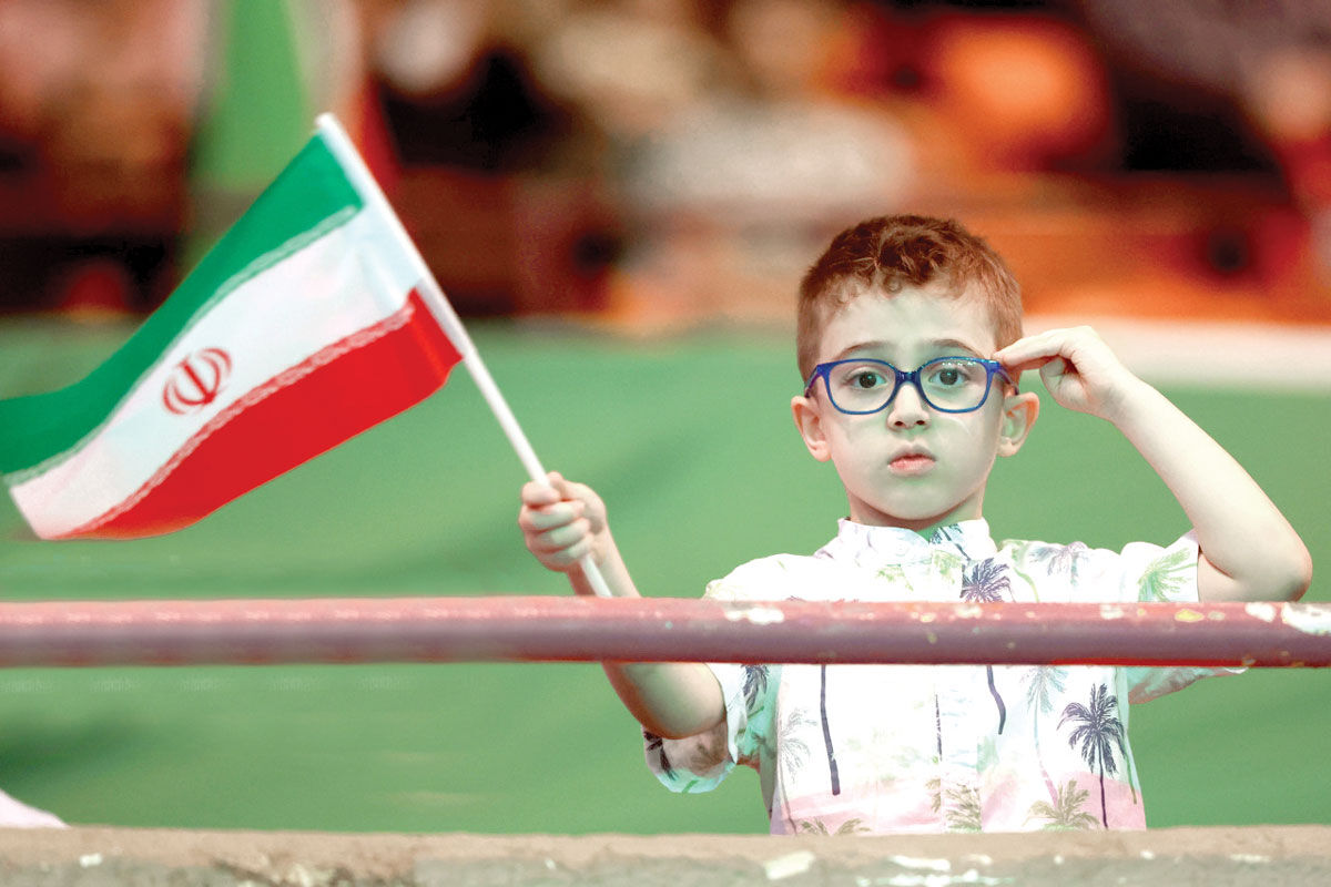 می‌ایستیم؛ درست همان هنگام که به‌نظر می‌رسد همه چیز در حال ترک‌برداشتن است / جنگاوری و تاب‌آوری در خانه خوبان