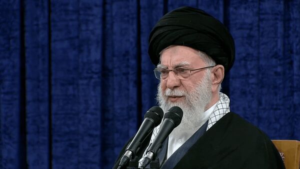 فیلم | نگاه عمیق و اشراف فوق العاده آیت الله شهید خامنه‌ای در حوزه های مختلف هنر